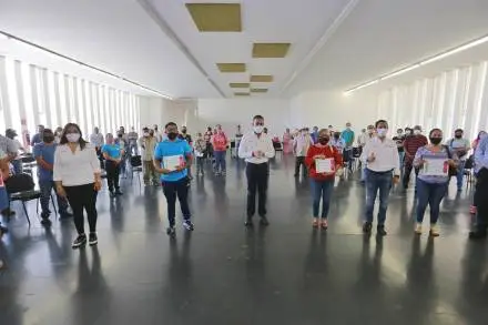 Entrega Carlos Herrera Tello 50 créditos emergentes a comerciantes de Zamora